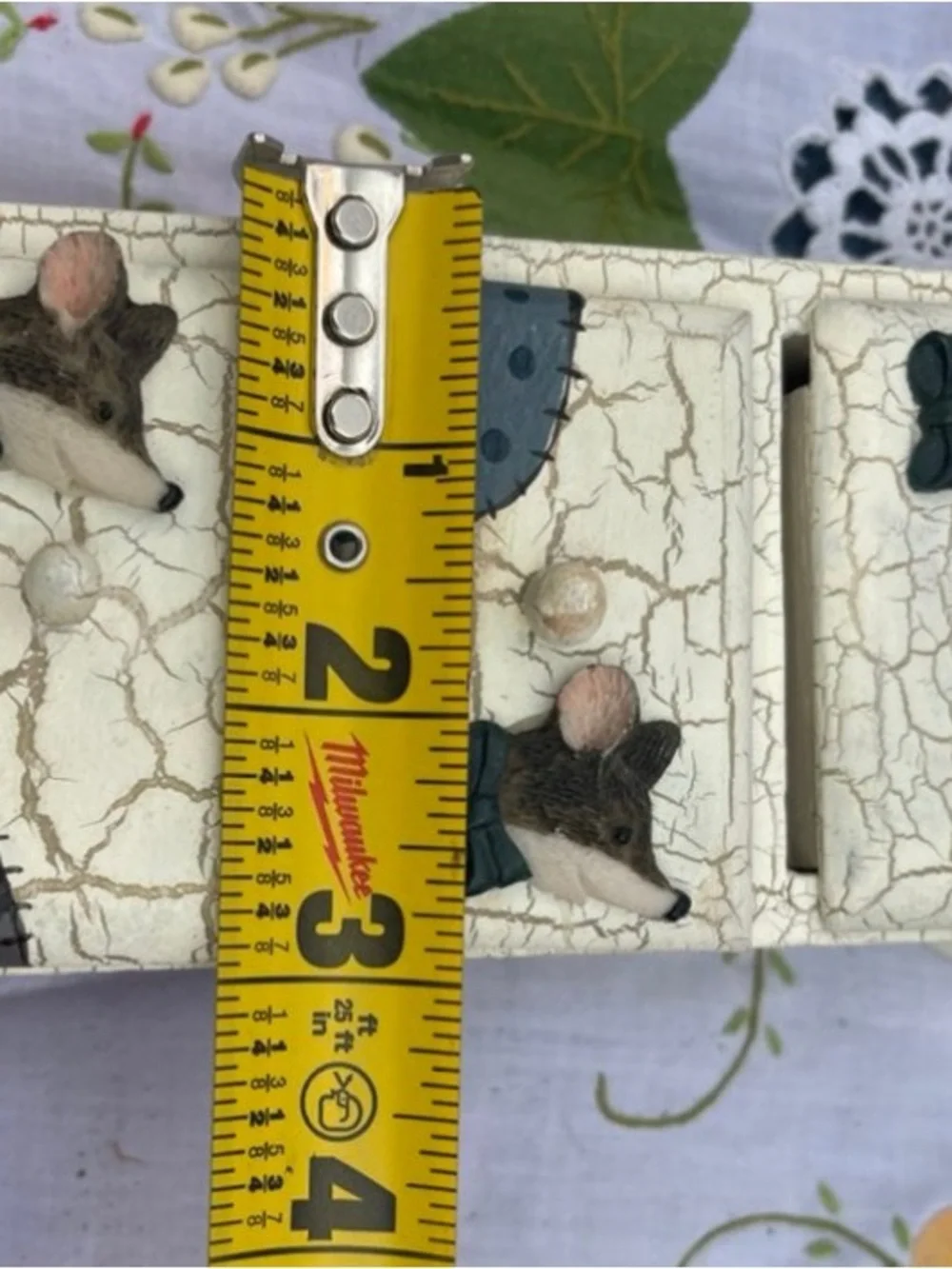 House of Lloyd Christmas around the world Mini Trinket Mice Dresser